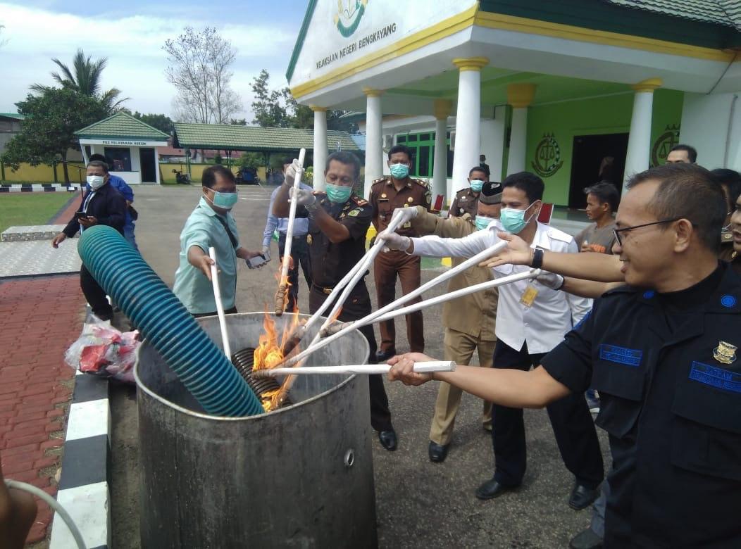 Pemusnahan Narkotika dan Obat-Obatan Terlarang Pemusnahan Narkotika dan Obat-Obatan Terlarang