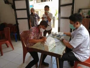 Test Urine Bagi Perangkat Desa Setia Budi sebagai Desa Bersinar di Kabupaten Bengkayang