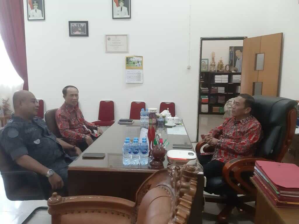 KOORDINASI PROGRAM P4GN BERSAMA SEKRETARIS DAERAH KAB. LANDAK DAN KEPALA BAKESBANGPOL LANDAK KOORDINASI PROGRAM P4GN BERSAMA SEKRETARIS DAERAH KAB. LANDAK DAN KEPALA BAKESBANGPOL LANDAK