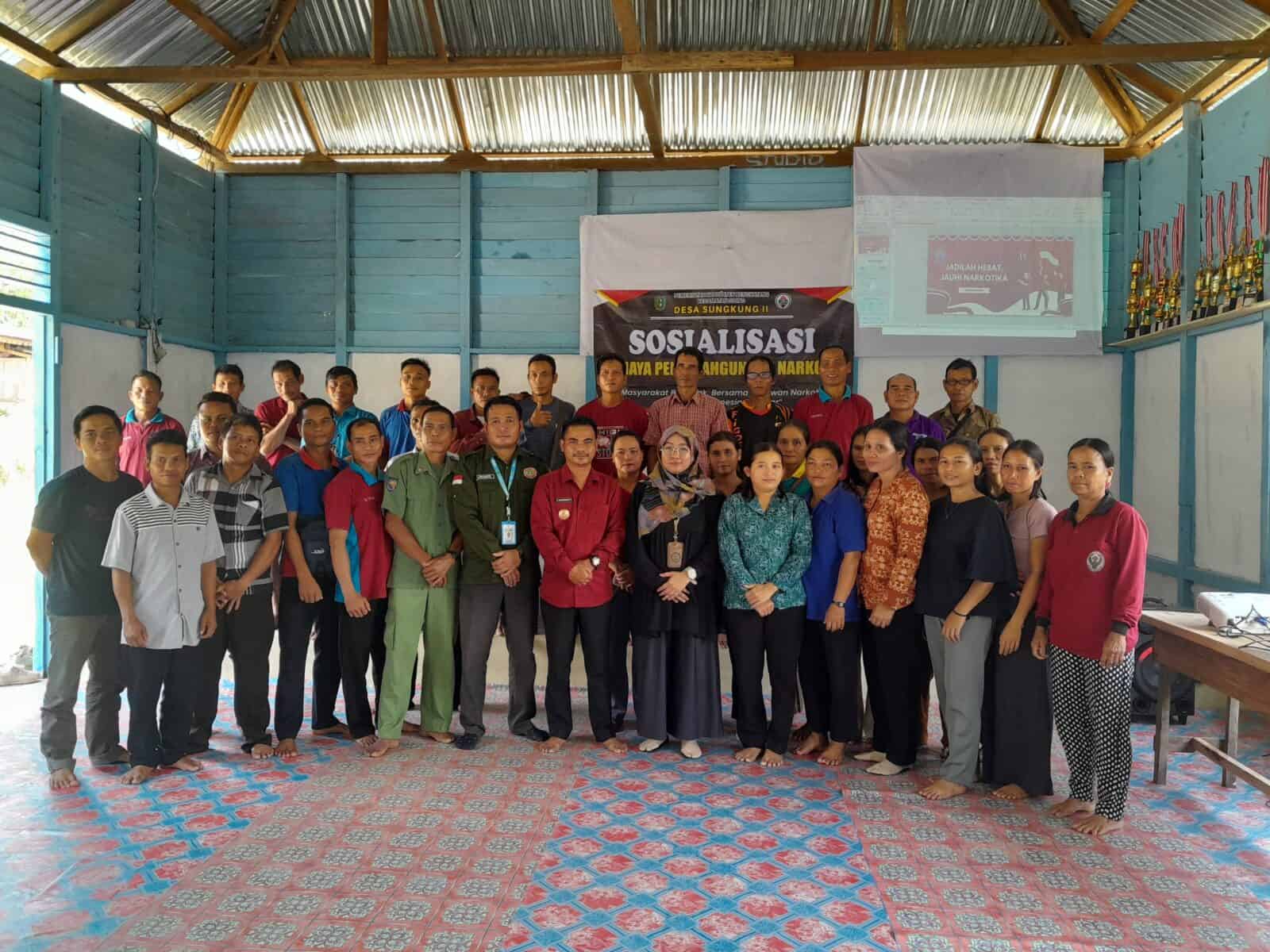 Sosialisasi Pencegahan dan Pemberantasan Penyalahgunaan dan Peredaran Gelap Narkotika di Desa Sungkung II, Kecamatan Siding di Wilayah Perbatasan Kabupaten Bengkayang Sosialisasi Pencegahan dan Pemberantasan Penyalahgunaan dan Peredaran Gelap Narkotika di Desa Sungkung II, Kecamatan Siding di Wilayah Perbatasan Kabupaten Bengkayang