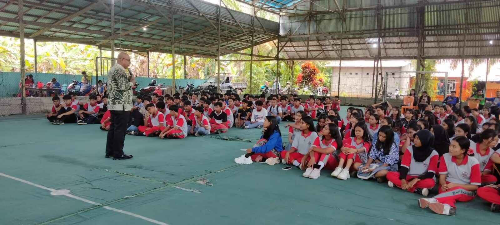Sosialisasi dan Edukasi Gerakan Anti Narkoba di SMA Negeri 1 Menjalin, Kecamatan Menjalin, Kabupaten Landak